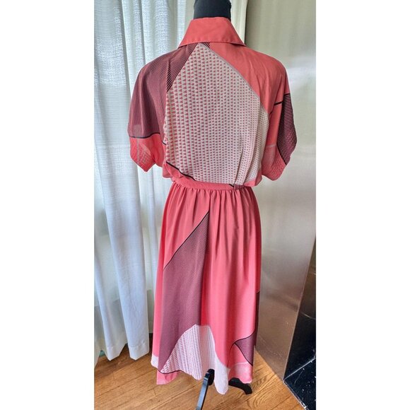 Vintage 80s shirtdress, coral, peach geometric print, batwing short sleeves - Picture 6 of 9